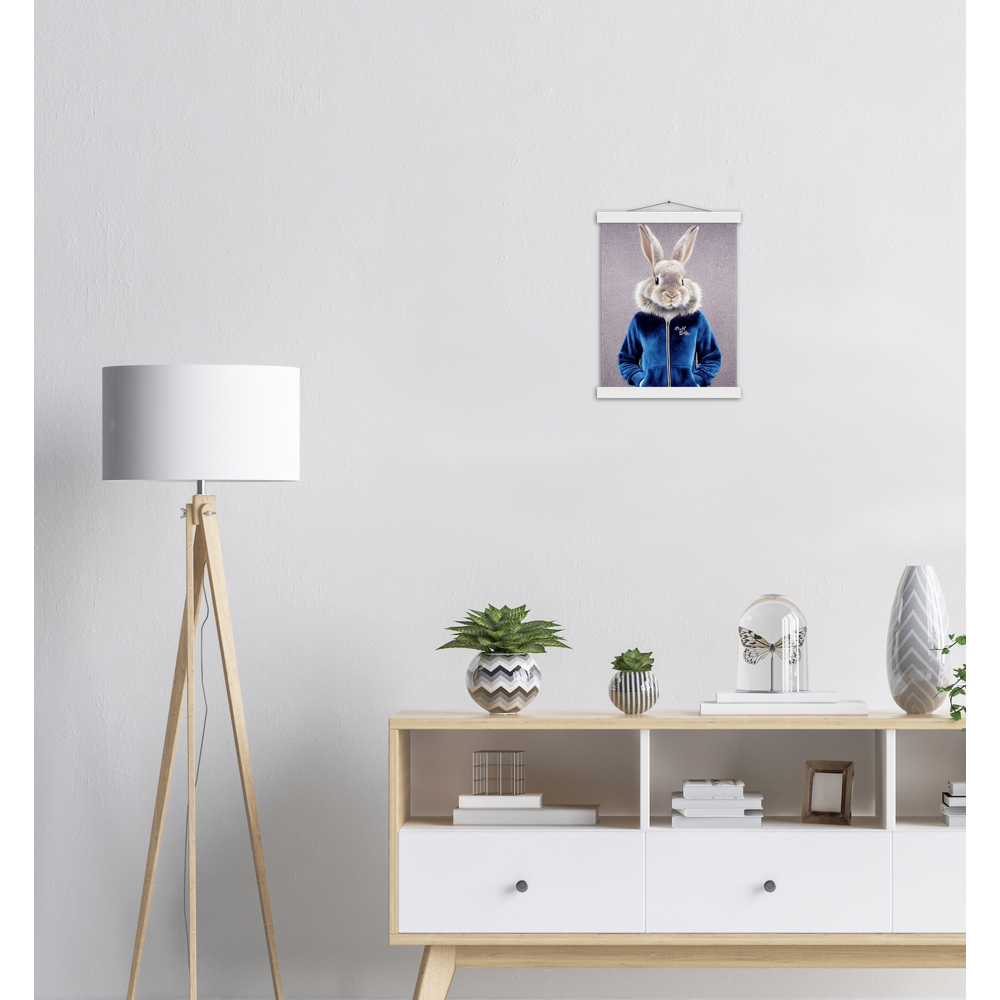 Poster mit Leisten (Holz) - Bunny in blue Tracksuit - "Caesar" - Gang - Wandbild - Ostern - Geschenkidee - Osterhase - Bunny Crew: "Caesar" - "Constantin" - "Titus" - "Cleo" - Weisser Hase - Easter Bunny - Cute - blue Tracksuit - sweats - Gang - Modemarke -Pixelboys Brand - Caesar der Hase - Meister Lampe - Hase - Kaninchen - Karnickel - Stallhase - Künstler: "Pixelboys" - Atelier - Germany - Berlin - Hamburg - Colgne - France - Paris - Italy - Rom - USA - America - New York City - Los Angeles - Chicago - 