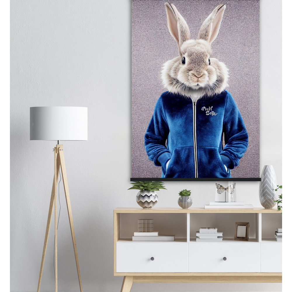 Poster mit Leisten (Holz) - Bunny in blue Tracksuit - "Caesar" - Gang - Wandbild - Ostern - Geschenkidee - Osterhase - Bunny Crew: "Caesar" - "Constantin" - "Titus" - "Cleo" - Weisser Hase - Easter Bunny - Cute - blue Tracksuit - sweats - Gang - Modemarke -Pixelboys Brand - Caesar der Hase - Meister Lampe - Hase - Kaninchen - Karnickel - Stallhase - Künstler: "Pixelboys" - Atelier - Germany - Berlin - Hamburg - Colgne - France - Paris - Italy - Rom - USA - America - New York City - Los Angeles - Chicago - 