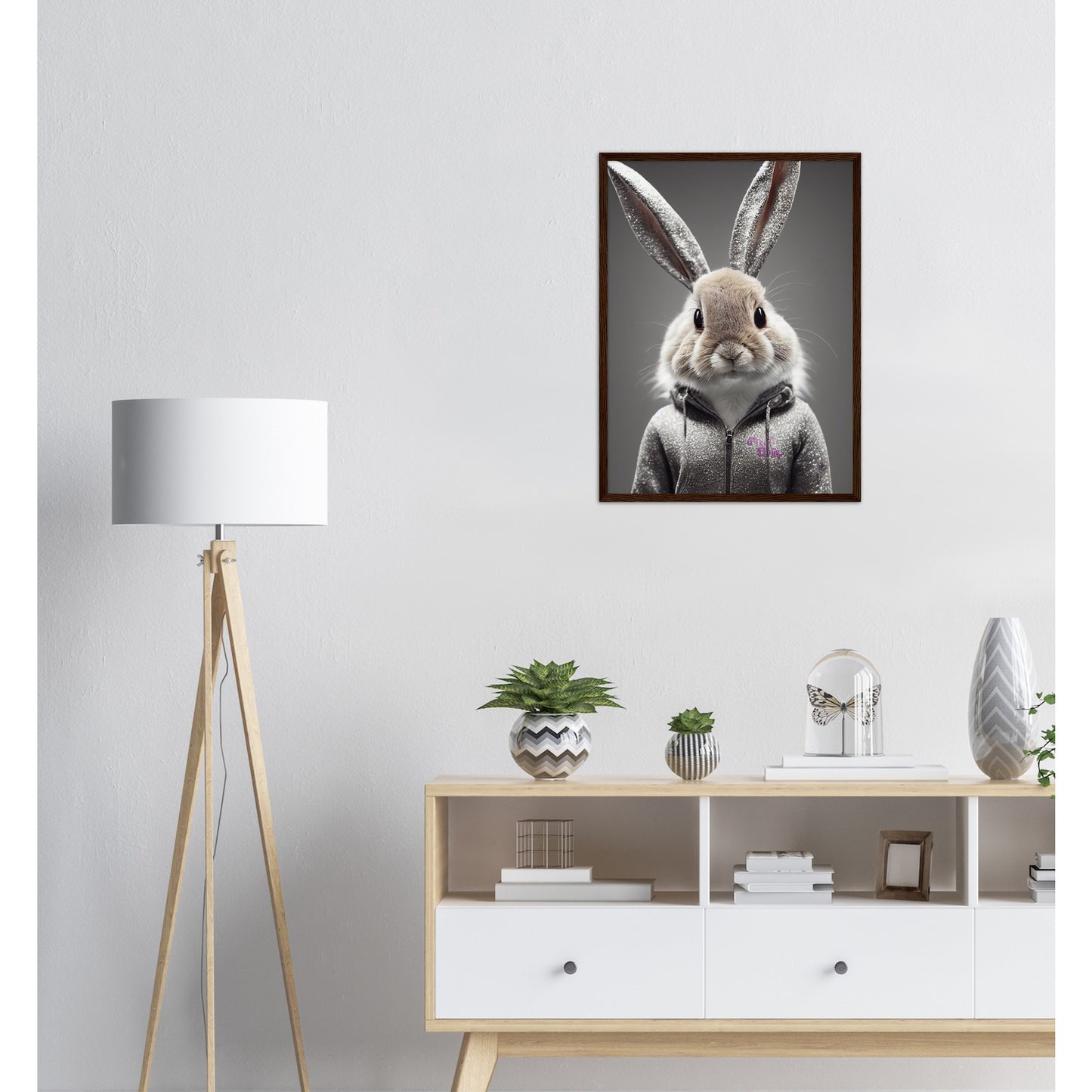 Poster mit Rahmen (Holz) - in Museumsqualität - Bunny in grey tracksuit - "Cleo" - Cute - Marke:Pixelboys - Brand - Art Prints - Marke - Wandkunst - Papierstärke: 250g/qm - Wall Art - Bunny crey - Skater Betty - Hasen Gang - Original - Künstler:Pixelboys - Poster with frame - Office Poster - Trend - Wandschmuck - Atelier USA - 