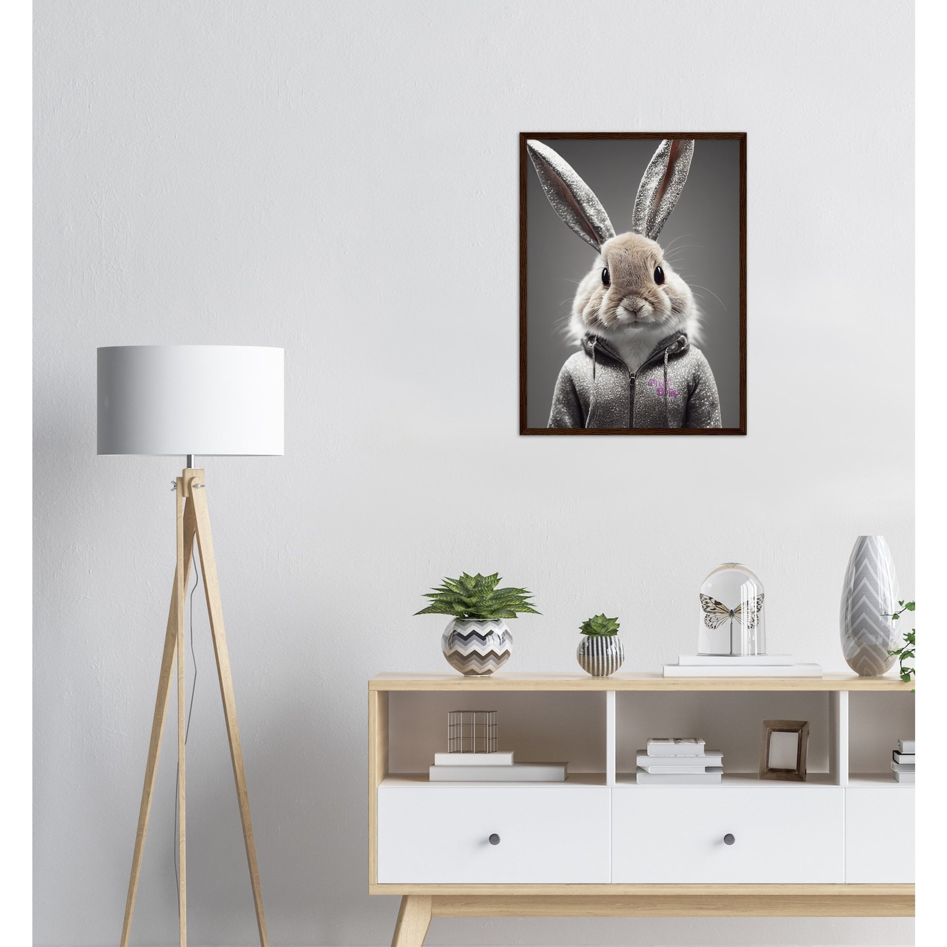 Poster mit Rahmen (Holz) - in Museumsqualität - Bunny in grey tracksuit - "Cleo" - Cute - Marke:Pixelboys - Brand - Art Prints - Marke - Wandkunst - Papierstärke: 250g/qm - Wall Art - Bunny crey - Skater Betty - Hasen Gang - Original - Künstler:Pixelboys - Poster with frame - Office Poster - Trend - Wandschmuck - Atelier USA - 