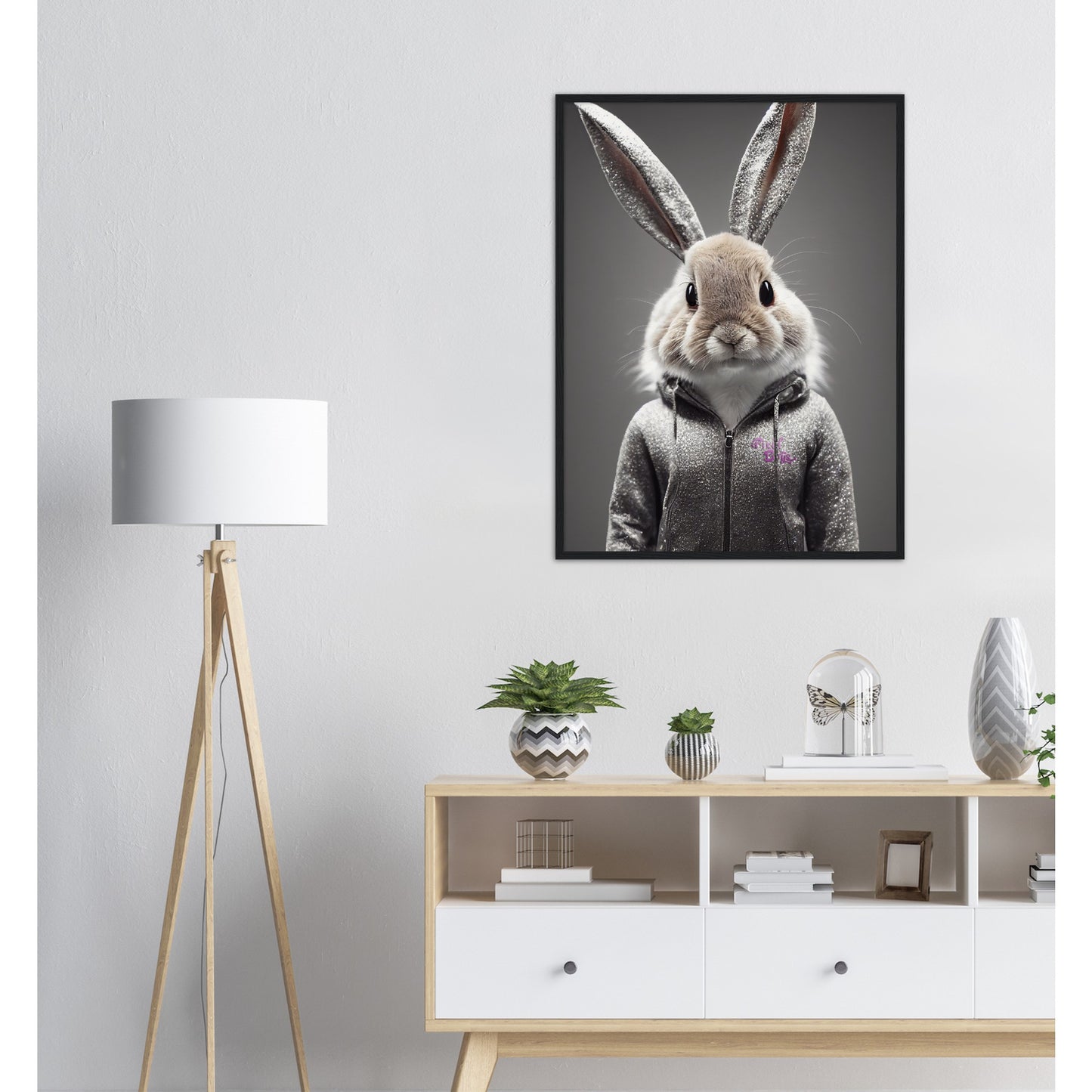 Poster mit Rahmen (Holz) - in Museumsqualität - Bunny in grey tracksuit - "Cleo" - Cute - Marke:Pixelboys - Brand - Art Prints - Marke - Wandkunst - Papierstärke: 250g/qm - Wall Art - Bunny crey - Skater Betty - Hasen Gang - Original - Künstler:Pixelboys - Poster with frame - Office Poster - Trend - Wandschmuck - Atelier USA - 