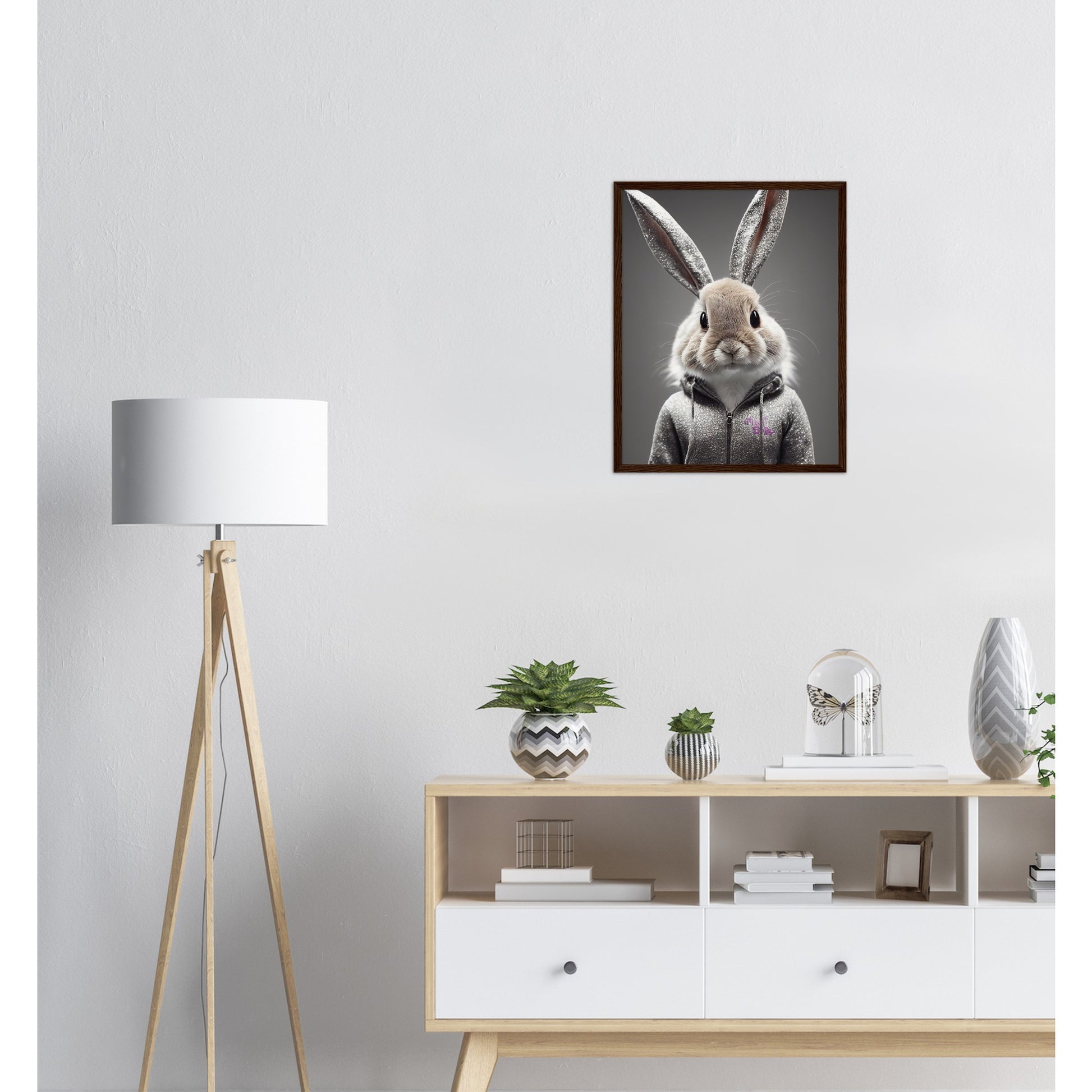 Poster mit Rahmen (Holz) - in Museumsqualität - Bunny in grey tracksuit - "Cleo" - Cute - Marke:Pixelboys - Brand - Art Prints - Marke - Wandkunst - Papierstärke: 250g/qm - Wall Art - Bunny crey - Skater Betty - Hasen Gang - Original - Künstler:Pixelboys - Poster with frame - Office Poster - Trend - Wandschmuck - Atelier USA - 