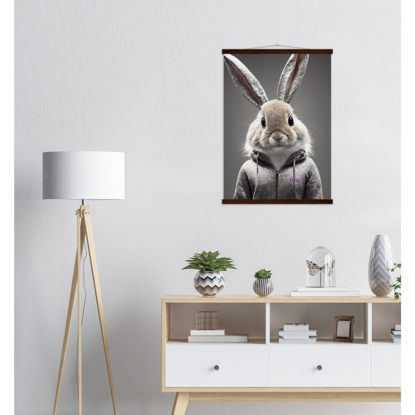 Poster mit Leisten (Holz) - in Museumsqualität - Bunny in grey tracksuit - "Cleo" - Cute - Marke:Pixelboys - Brand - Art Prints - Marke - Wandkunst - Papierstärke: 250g/qm - Wall Art - Bunny crey - Skater Betty - Hasen Gang - Original - Künstler:Pixelboys - Poster with frame - Office Poster - Trend - Wandschmuck - Atelier USA - 