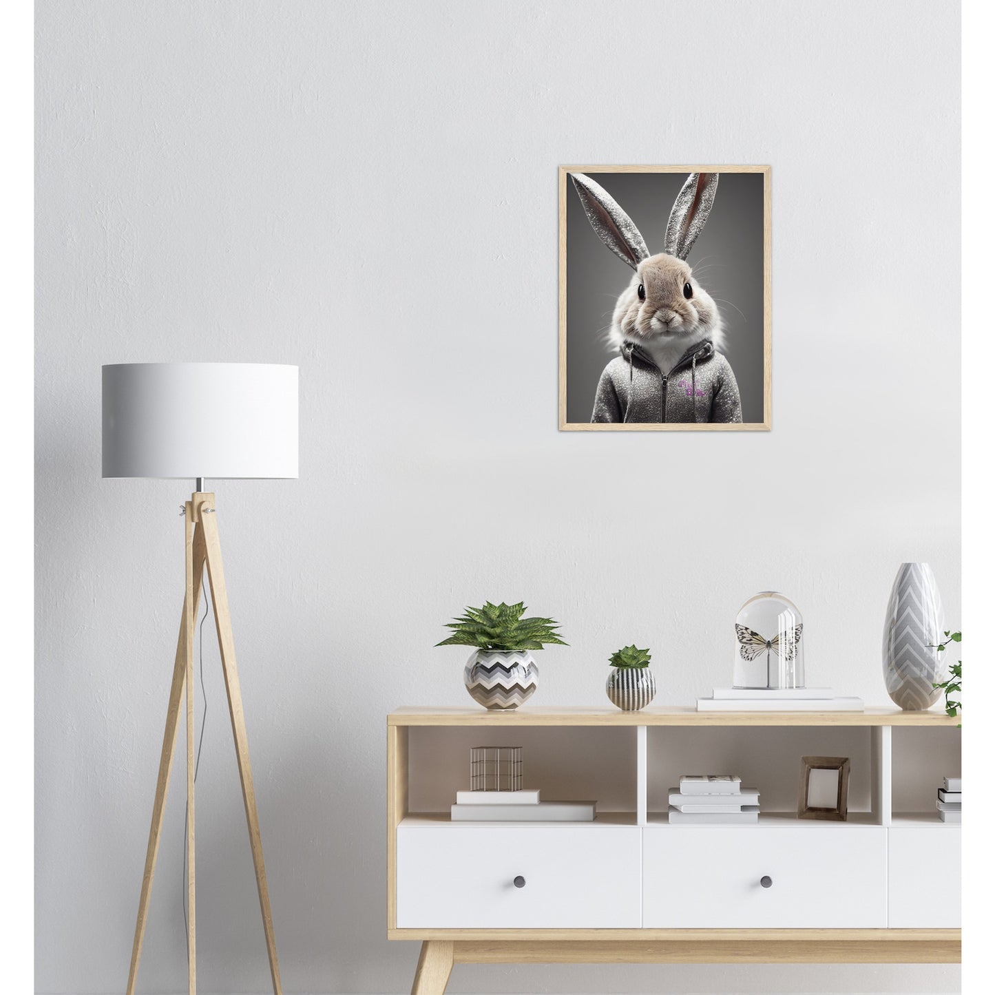 Poster mit Rahmen (Holz) - in Museumsqualität - Bunny in grey tracksuit - "Cleo" - Cute - Marke:Pixelboys - Brand - Art Prints - Marke - Wandkunst - Papierstärke: 250g/qm - Wall Art - Bunny crey - Skater Betty - Hasen Gang - Original - Künstler:Pixelboys - Poster with frame - Office Poster - Trend - Wandschmuck - Atelier USA - 