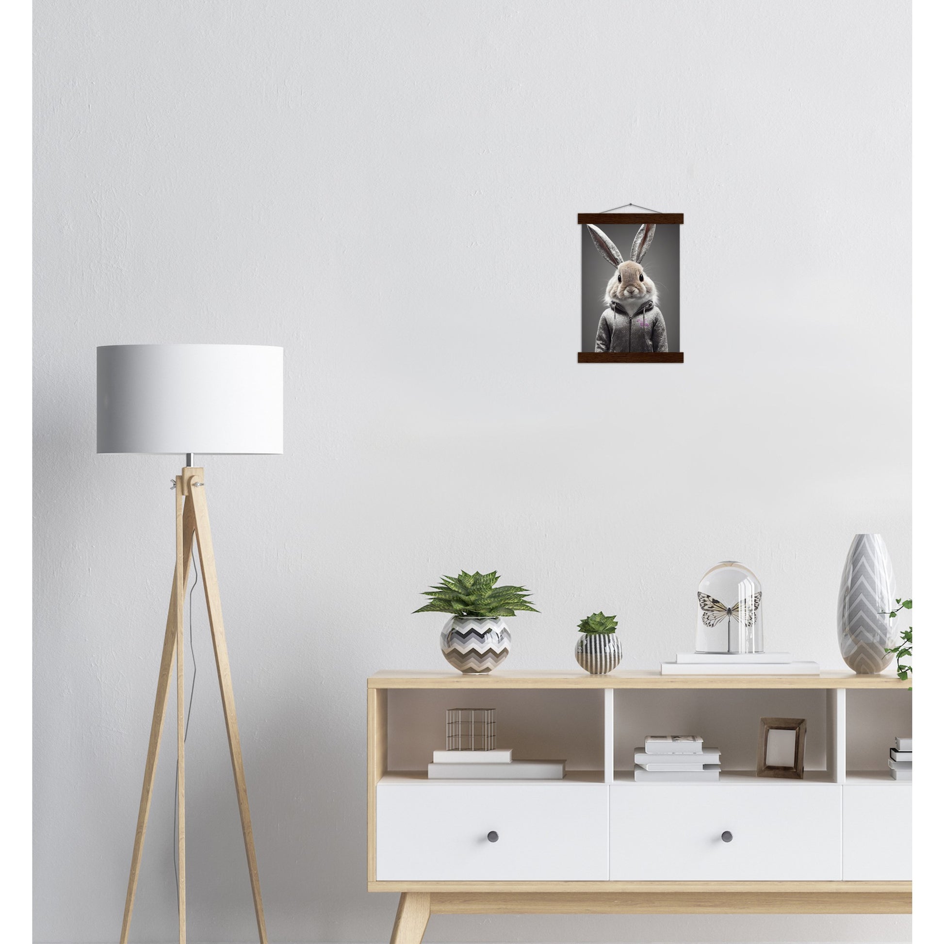 Poster mit Leisten (Holz) - in Museumsqualität - Bunny in grey tracksuit - "Cleo" - Cute - Marke:Pixelboys - Brand - Art Prints - Marke - Wandkunst - Papierstärke: 250g/qm - Wall Art - Bunny crey - Skater Betty - Hasen Gang - Original - Künstler:Pixelboys - Poster with frame - Office Poster - Trend - Wandschmuck - Atelier USA - 