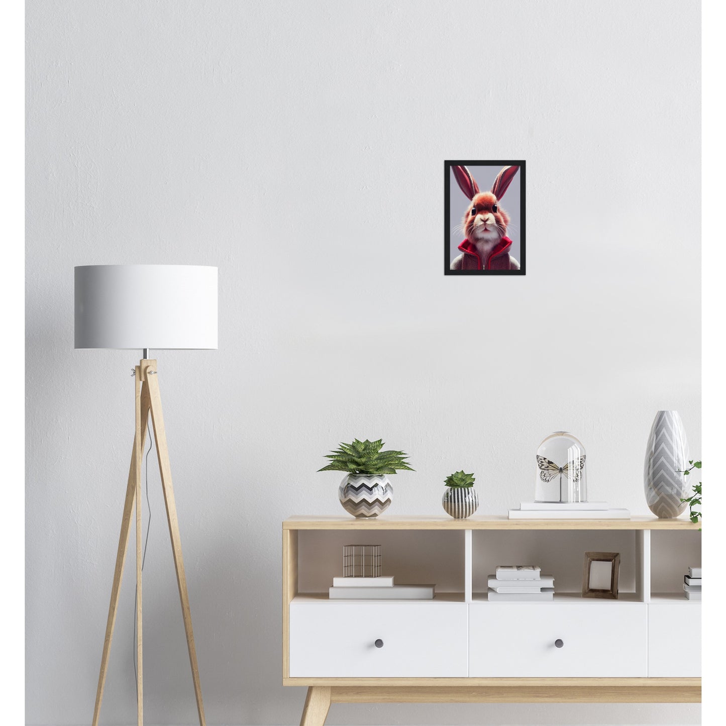 Poster mit Rahmen (Holz)- Museumsqualität - Bunny in grey red tracksuit - "Julius" - personalized mug - customized mug - Cute rabbit - Marke:- Pixelboys - Brand - Art Prints - Marke - Wandkunst - Papierstärke: 250g/qm - Wall Art - Bunny crey - Skater Betty - Hasen Gang - Original - Künstler:Pixelboys - Poster with frame - Office Poster - Trend - Wandschmuck - Atelier USA - 