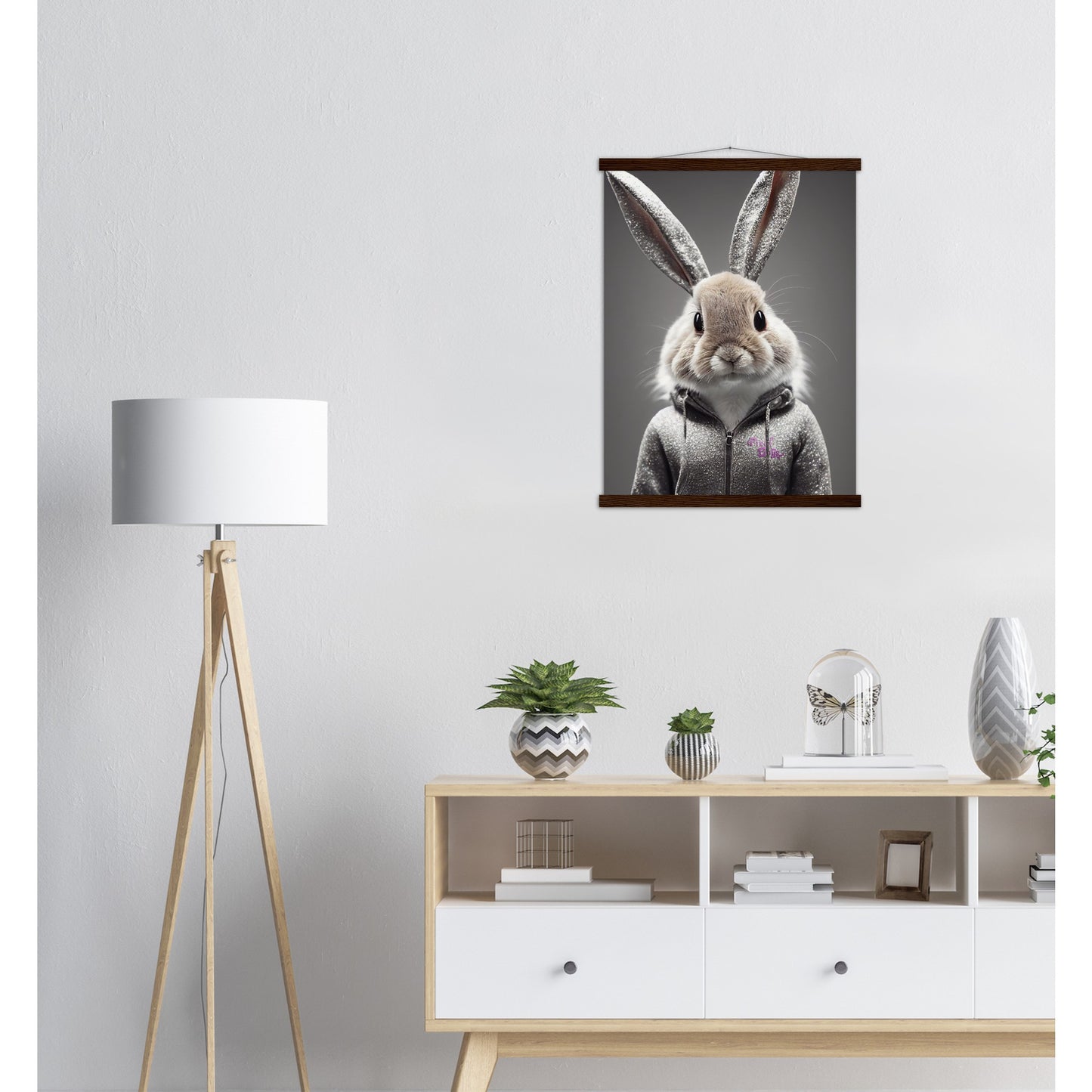 Poster mit Leisten (Holz) - in Museumsqualität - Bunny in grey tracksuit - "Cleo" - Cute - Marke:Pixelboys - Brand - Art Prints - Marke - Wandkunst - Papierstärke: 250g/qm - Wall Art - Bunny crey - Skater Betty - Hasen Gang - Original - Künstler:Pixelboys - Poster with frame - Office Poster - Trend - Wandschmuck - Atelier USA - 