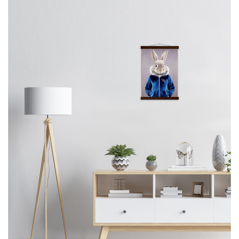 Poster mit Leisten (Holz) - Bunny in blue Tracksuit - "Caesar" - Gang - Wandbild - Ostern - Geschenkidee - Osterhase - Bunny Crew: "Caesar" - "Constantin" - "Titus" - "Cleo" - Weisser Hase - Easter Bunny - Cute - blue Tracksuit - sweats - Gang - Modemarke -Pixelboys Brand - Caesar der Hase - Meister Lampe - Hase - Kaninchen - Karnickel - Stallhase - Künstler: "Pixelboys" - Atelier - Germany - Berlin - Hamburg - Colgne - France - Paris - Italy - Rom - USA - America - New York City - Los Angeles - Chicago - 