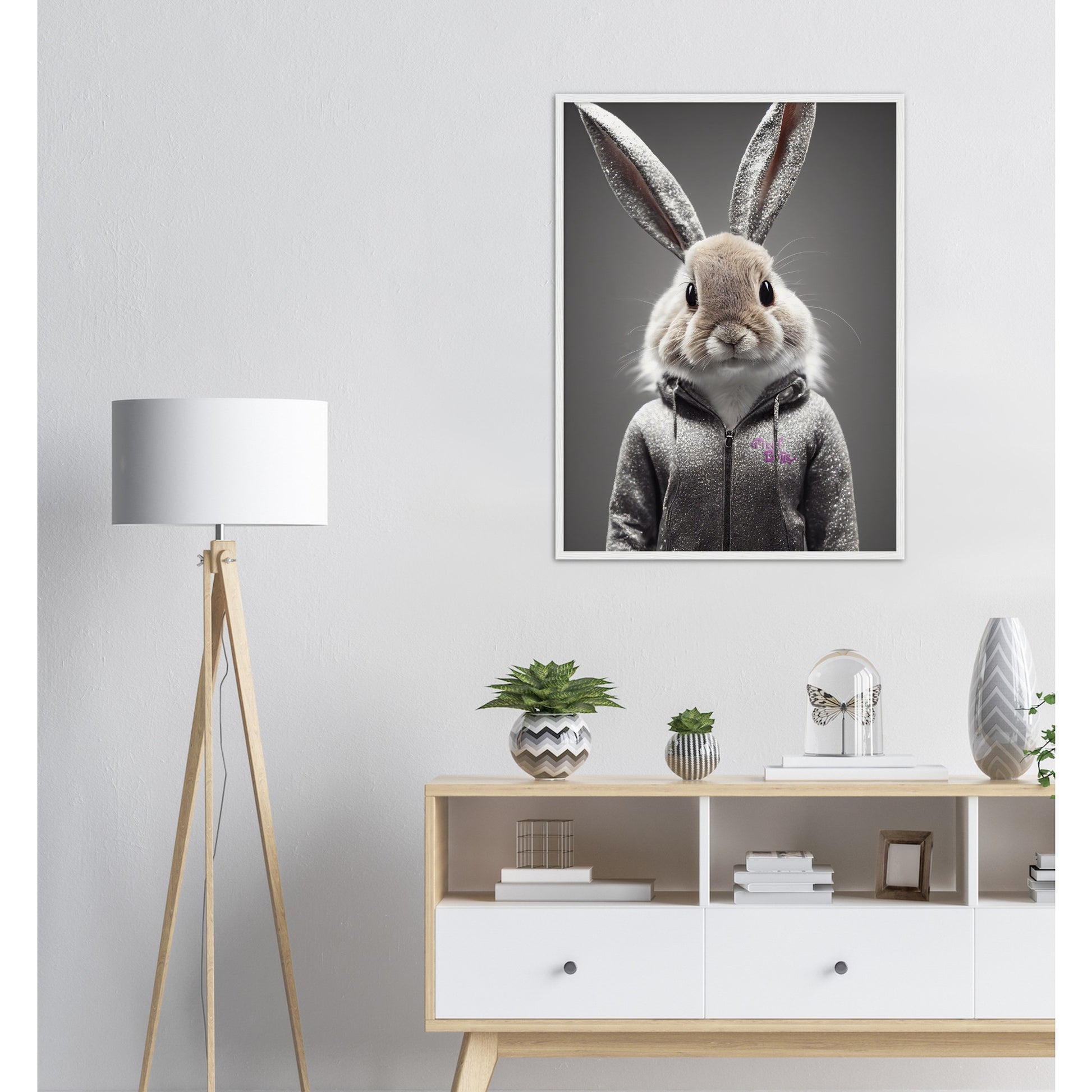 Poster mit Rahmen (Holz) - in Museumsqualität - Bunny in grey tracksuit - "Cleo" - Cute - Marke:Pixelboys - Brand - Art Prints - Marke - Wandkunst - Papierstärke: 250g/qm - Wall Art - Bunny crey - Skater Betty - Hasen Gang - Original - Künstler:Pixelboys - Poster with frame - Office Poster - Trend - Wandschmuck - Atelier USA - 