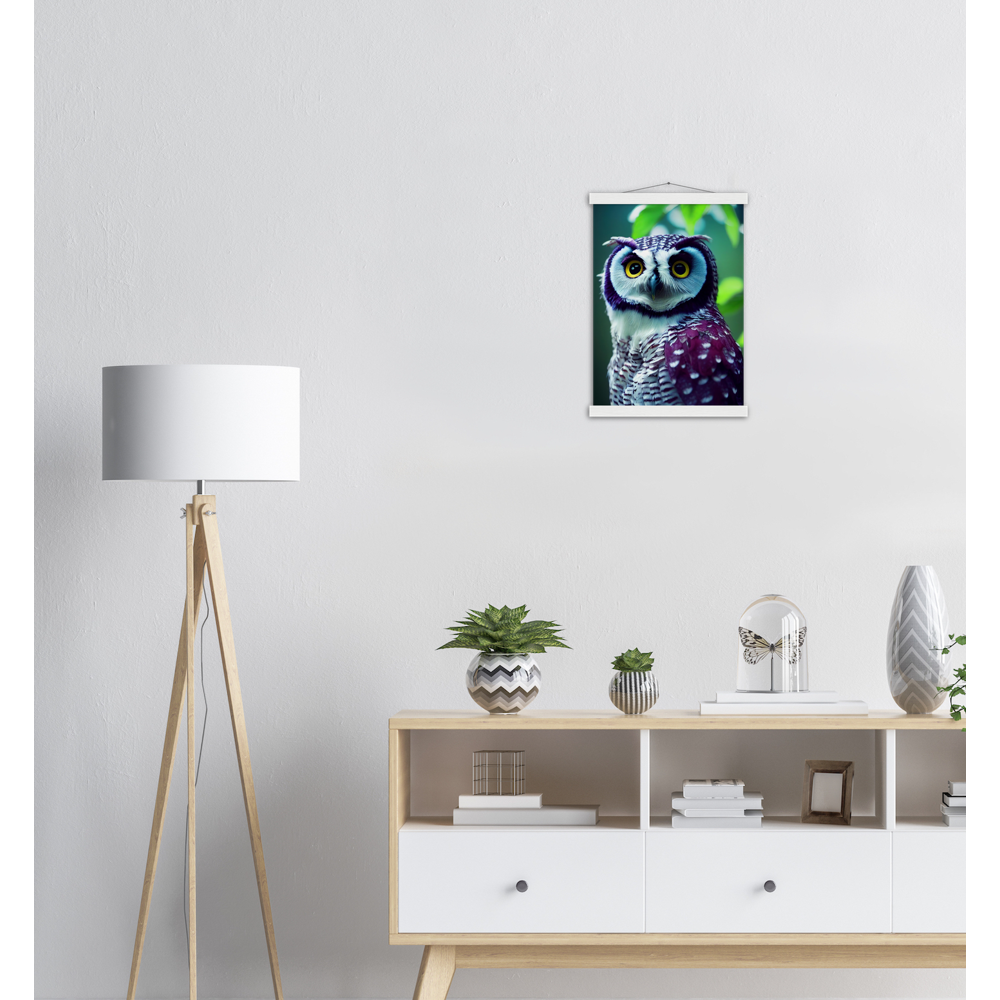 Poster mit Leisten (Holz) - Fruit Owl No.5 - "Sini", the bluberry owl - Wandkunst - Kunstdruck - Heidelbeereule - (lat. bubo vaccinium) - Teebecher - Heidelbeere Eule - Fruchteulen - blueberry owl- Vogel - Uhu - Bird - Strigiformes - Noctua - Ornithologie - Kunstwerk  - Office Poster - Poster mit Rahmen - Kaffee Tasse - Poster mit Leisten - Bedruckte Tassen - Kunst Marke - Art Brand - Acryldruck - Wandbild - Kunstdrucke - Papier: 250g/qm - Künstler: John Grayst & Pixelboys - Eulen - Owl - Geschenkidee - 