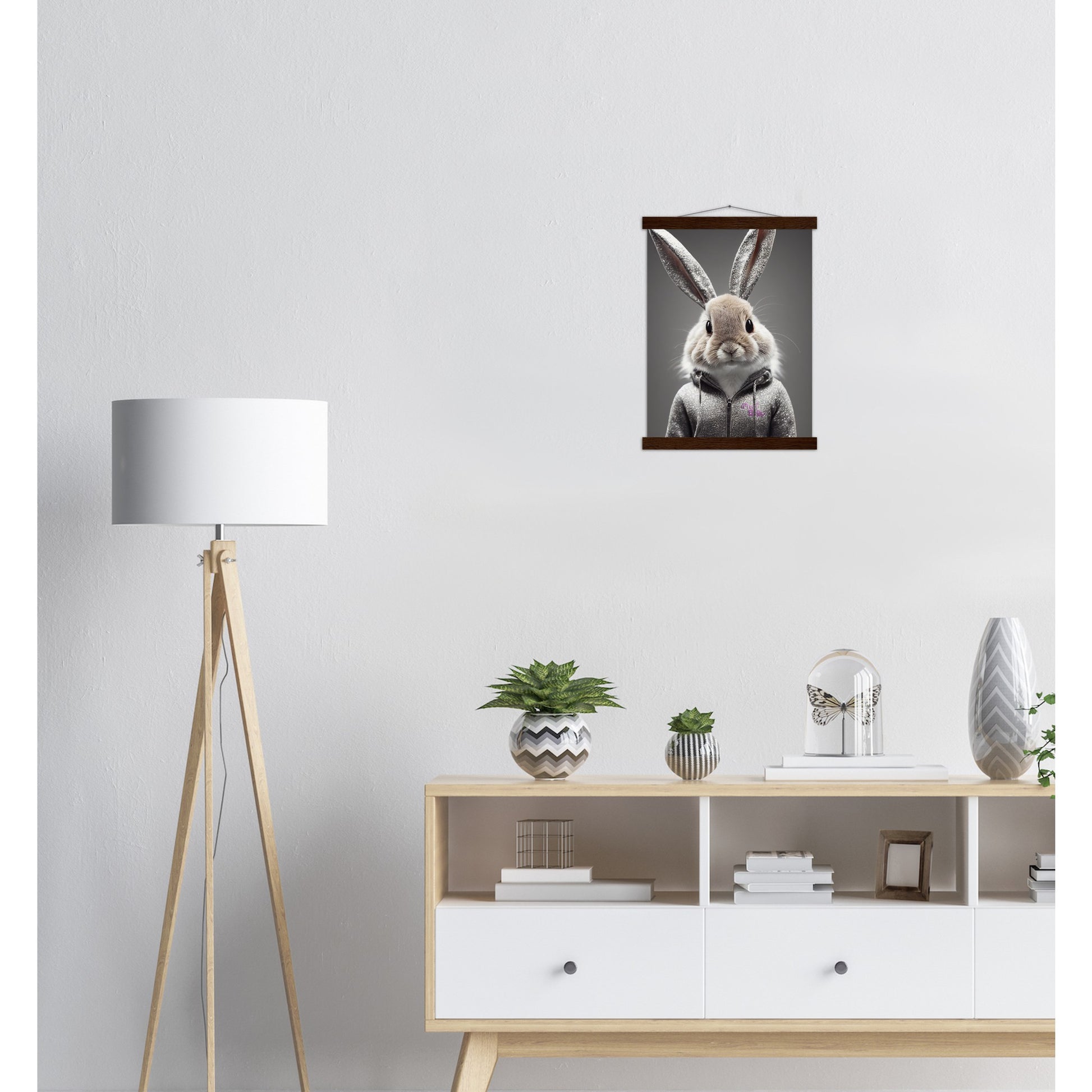 Poster mit Leisten (Holz) - in Museumsqualität - Bunny in grey tracksuit - "Cleo" - Cute - Marke:Pixelboys - Brand - Art Prints - Marke - Wandkunst - Papierstärke: 250g/qm - Wall Art - Bunny crey - Skater Betty - Hasen Gang - Original - Künstler:Pixelboys - Poster with frame - Office Poster - Trend - Wandschmuck - Atelier USA - 