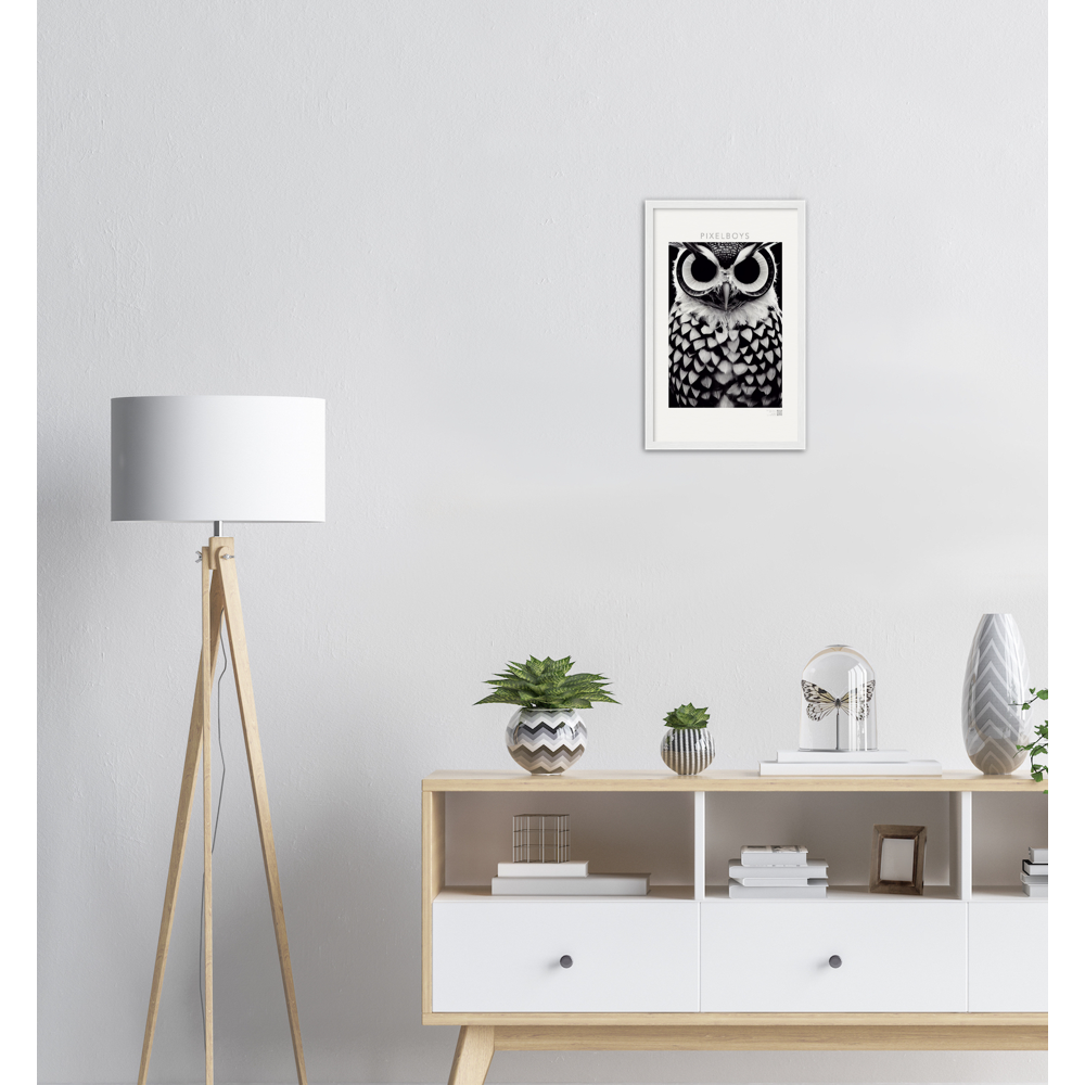 Poster mit Rahmen (Holz) - Museumsqualität - Dark Owl, No. 1 - "Hedwig" - Vogel - Bird - Strigiformes - Noctua - Ornithologie - Kunstwerk - Museumsqualität - Acryldruck - Poster mit Rahmen - Poster mit Leisten - Bedruckte Tassen - Kunst Marke - Art Brand - Pixelboys - Kunstdruck - Wandbild - Kunstdrucke - Papier: 250g/qm - Künstler: John Grayst & Pixelboys - Eulen - Owl-  - Atelier - England - London - Birmingham–Wolverhampton - Manchester - Leeds Bradfort - Liverpool  