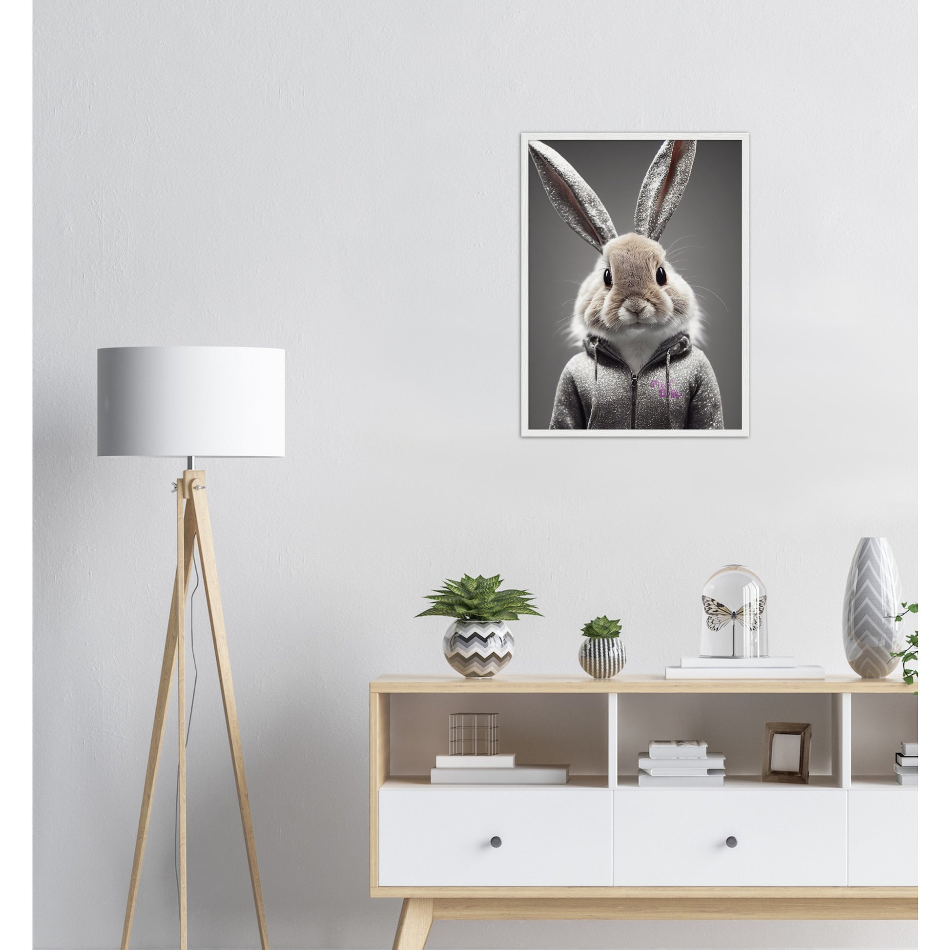 Poster mit Rahmen (Holz) - in Museumsqualität - Bunny in grey tracksuit - "Cleo" - Cute - Marke:Pixelboys - Brand - Art Prints - Marke - Wandkunst - Papierstärke: 250g/qm - Wall Art - Bunny crey - Skater Betty - Hasen Gang - Original - Künstler:Pixelboys - Poster with frame - Office Poster - Trend - Wandschmuck - Atelier USA - 