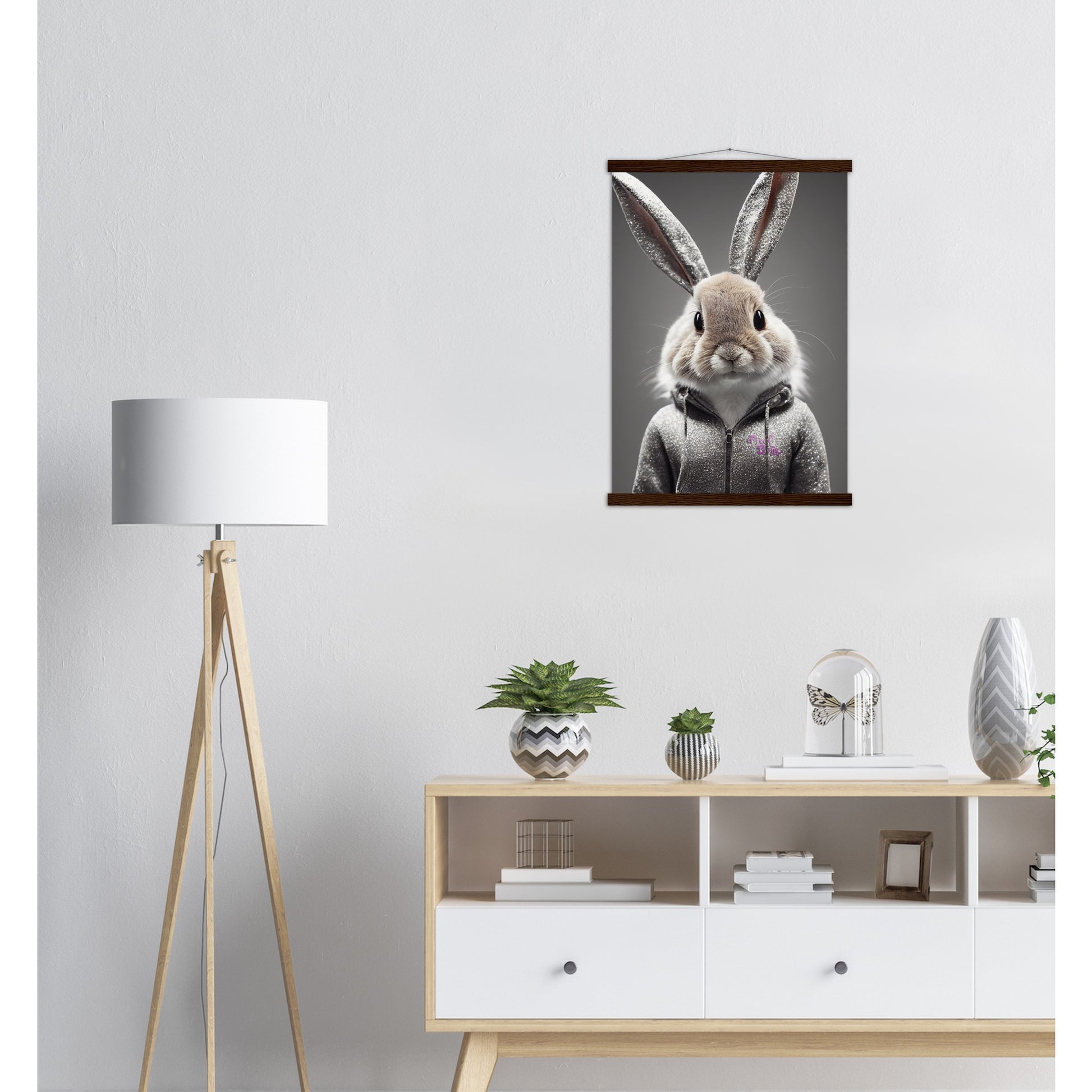 Poster mit Leisten (Holz) - in Museumsqualität - Bunny in grey tracksuit - "Cleo" - Cute - Marke:Pixelboys - Brand - Art Prints - Marke - Wandkunst - Papierstärke: 250g/qm - Wall Art - Bunny crey - Skater Betty - Hasen Gang - Original - Künstler:Pixelboys - Poster with frame - Office Poster - Trend - Wandschmuck - Atelier USA - 