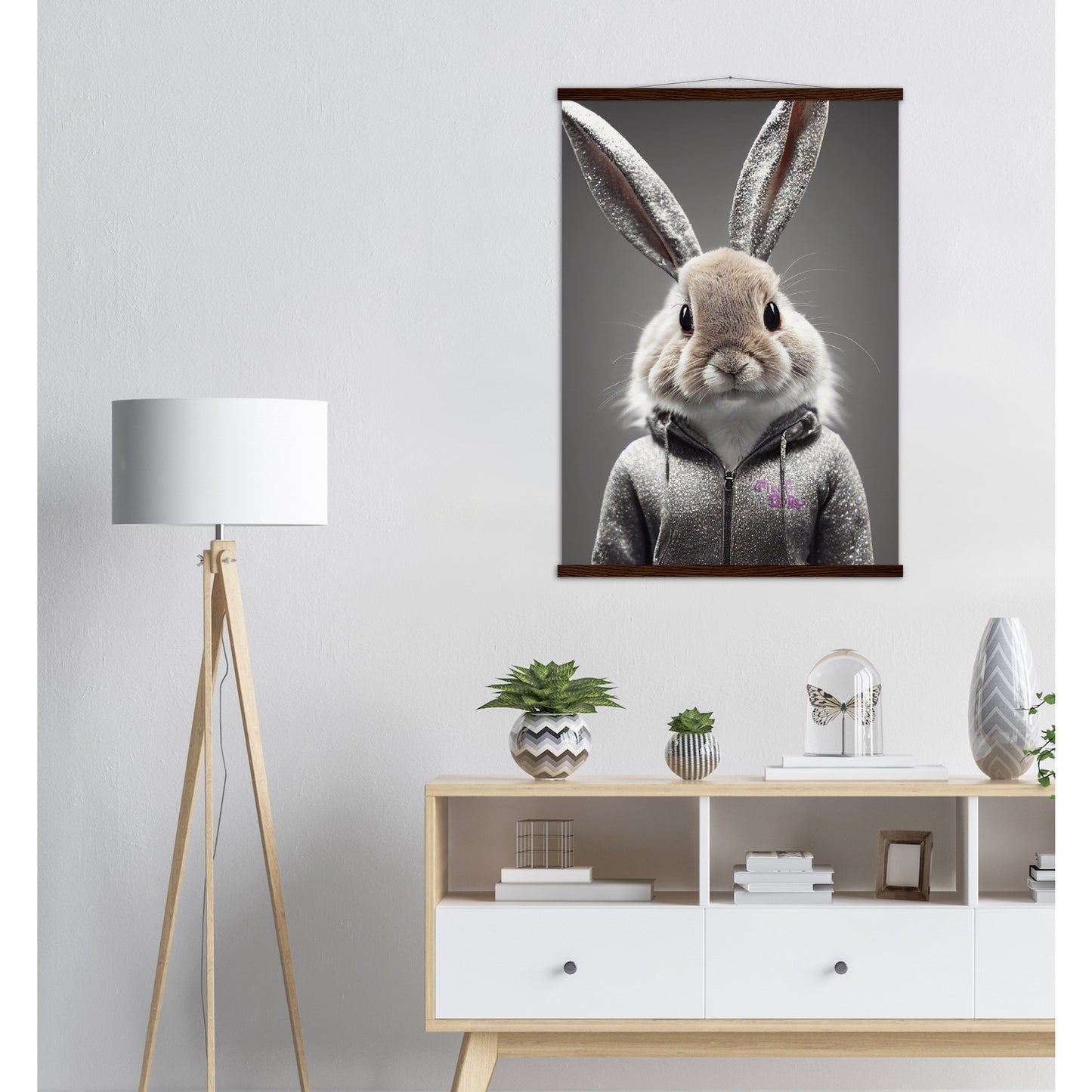 Poster mit Leisten (Holz) - in Museumsqualität - Bunny in grey tracksuit - "Cleo" - Cute - Marke:Pixelboys - Brand - Art Prints - Marke - Wandkunst - Papierstärke: 250g/qm - Wall Art - Bunny crey - Skater Betty - Hasen Gang - Original - Künstler:Pixelboys - Poster with frame - Office Poster - Trend - Wandschmuck - Atelier USA - 