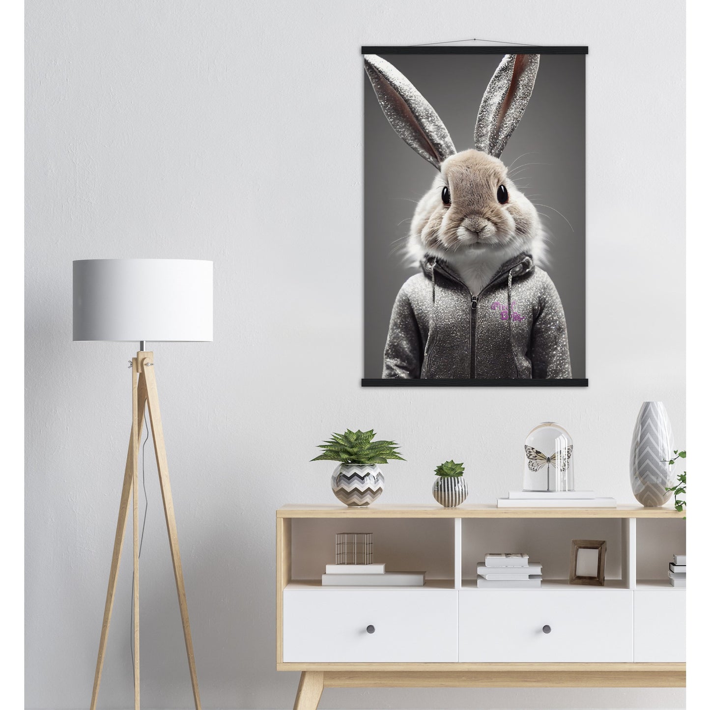 Poster mit Leisten (Holz) - in Museumsqualität - Bunny in grey tracksuit - "Cleo" - Cute - Marke:Pixelboys - Brand - Art Prints - Marke - Wandkunst - Papierstärke: 250g/qm - Wall Art - Bunny crey - Skater Betty - Hasen Gang - Original - Künstler:Pixelboys - Poster with frame - Office Poster - Trend - Wandschmuck - Atelier USA - 