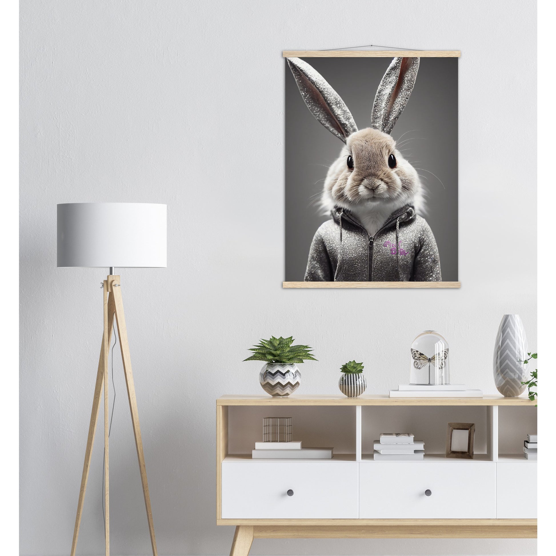 Poster mit Leisten (Holz) - in Museumsqualität - Bunny in grey tracksuit - "Cleo" - Cute - Marke:Pixelboys - Brand - Art Prints - Marke - Wandkunst - Papierstärke: 250g/qm - Wall Art - Bunny crey - Skater Betty - Hasen Gang - Original - Künstler:Pixelboys - Poster with frame - Office Poster - Trend - Wandschmuck - Atelier USA - 