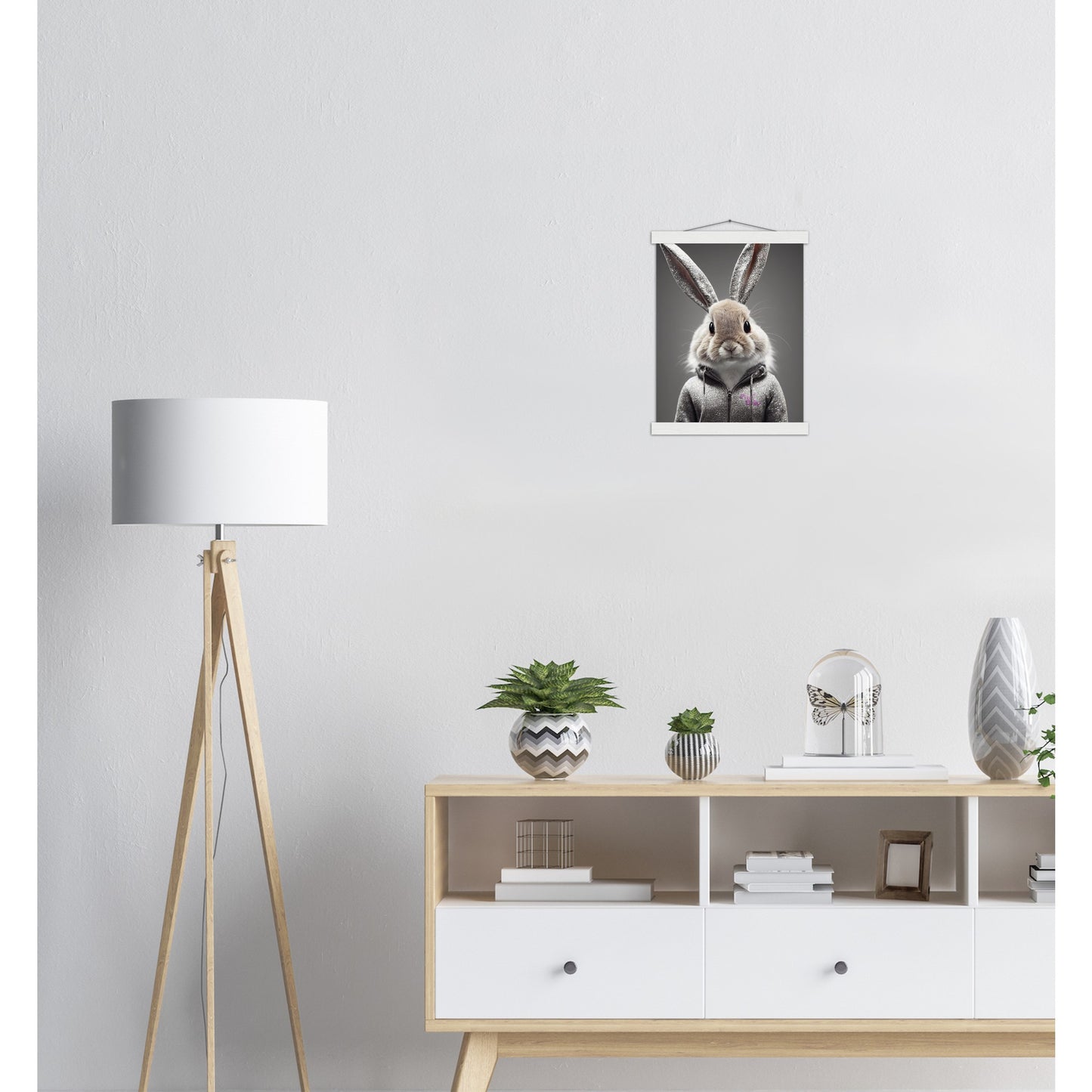 Poster mit Leisten (Holz) - in Museumsqualität - Bunny in grey tracksuit - "Cleo" - Cute - Marke:Pixelboys - Brand - Art Prints - Marke - Wandkunst - Papierstärke: 250g/qm - Wall Art - Bunny crey - Skater Betty - Hasen Gang - Original - Künstler:Pixelboys - Poster with frame - Office Poster - Trend - Wandschmuck - Atelier USA - 