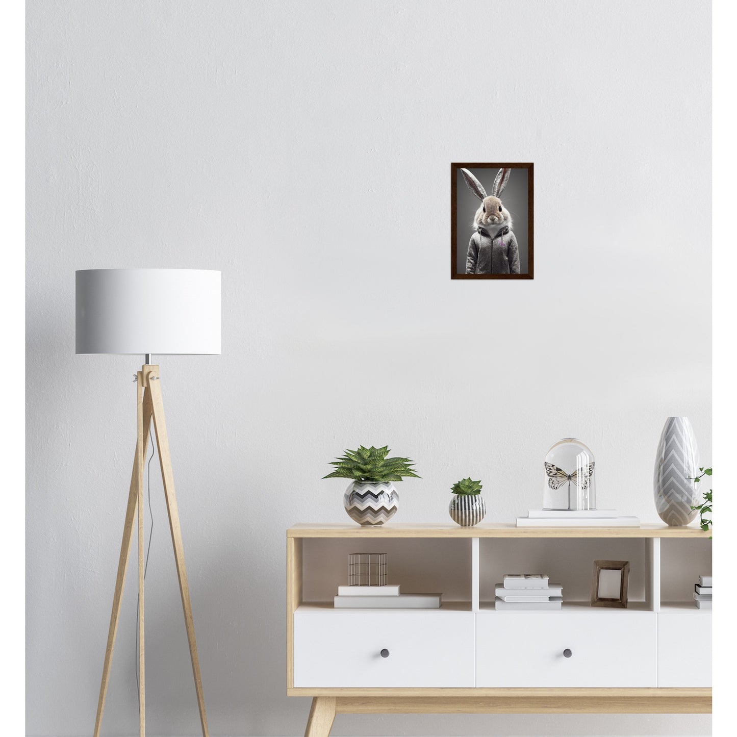 Poster mit Rahmen (Holz) - in Museumsqualität - Bunny in grey tracksuit - "Cleo" - Cute - Marke:Pixelboys - Brand - Art Prints - Marke - Wandkunst - Papierstärke: 250g/qm - Wall Art - Bunny crey - Skater Betty - Hasen Gang - Original - Künstler:Pixelboys - Poster with frame - Office Poster - Trend - Wandschmuck - Atelier USA - 