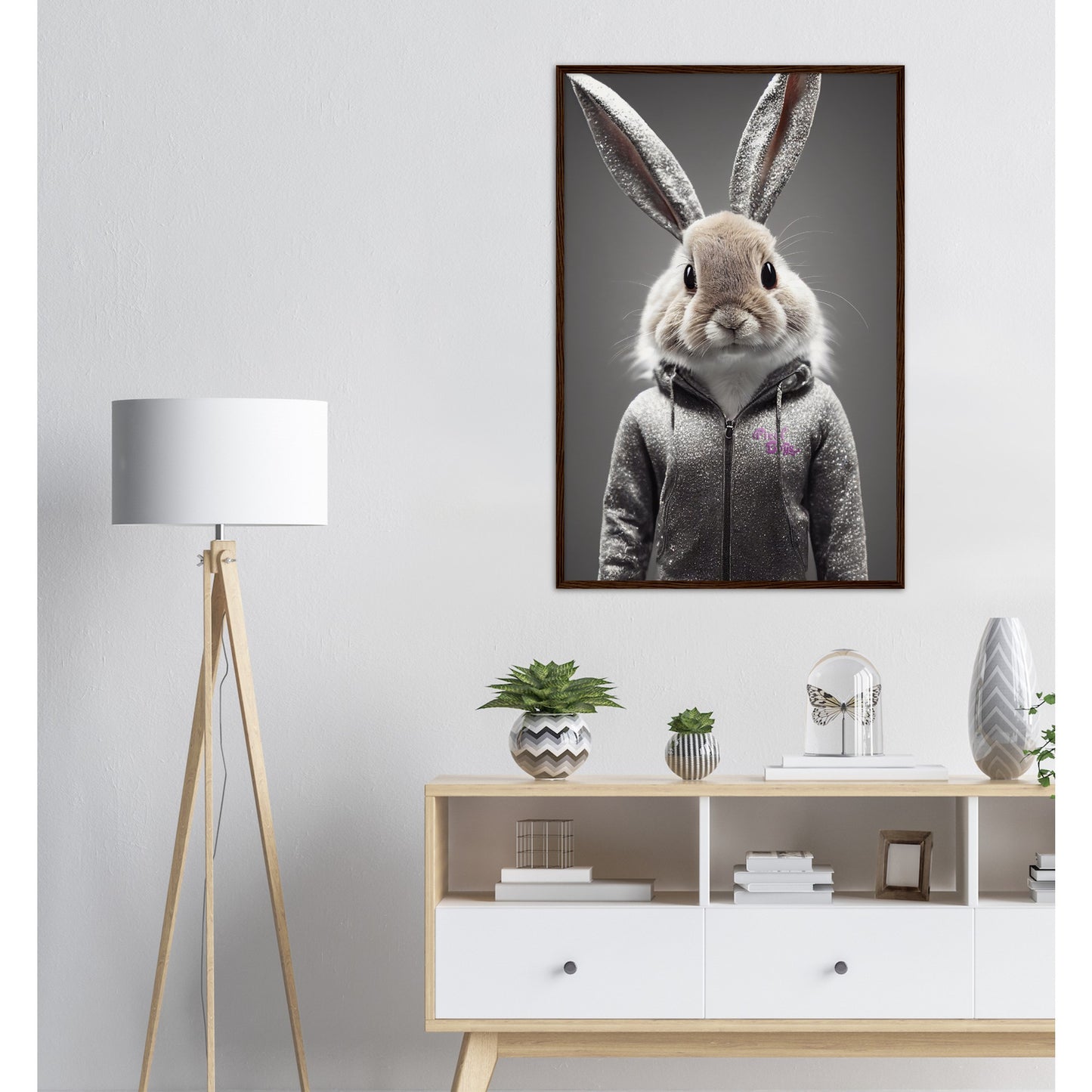 Poster mit Rahmen (Holz) - in Museumsqualität - Bunny in grey tracksuit - "Cleo" - Cute - Marke:Pixelboys - Brand - Art Prints - Marke - Wandkunst - Papierstärke: 250g/qm - Wall Art - Bunny crey - Skater Betty - Hasen Gang - Original - Künstler:Pixelboys - Poster with frame - Office Poster - Trend - Wandschmuck - Atelier USA - 