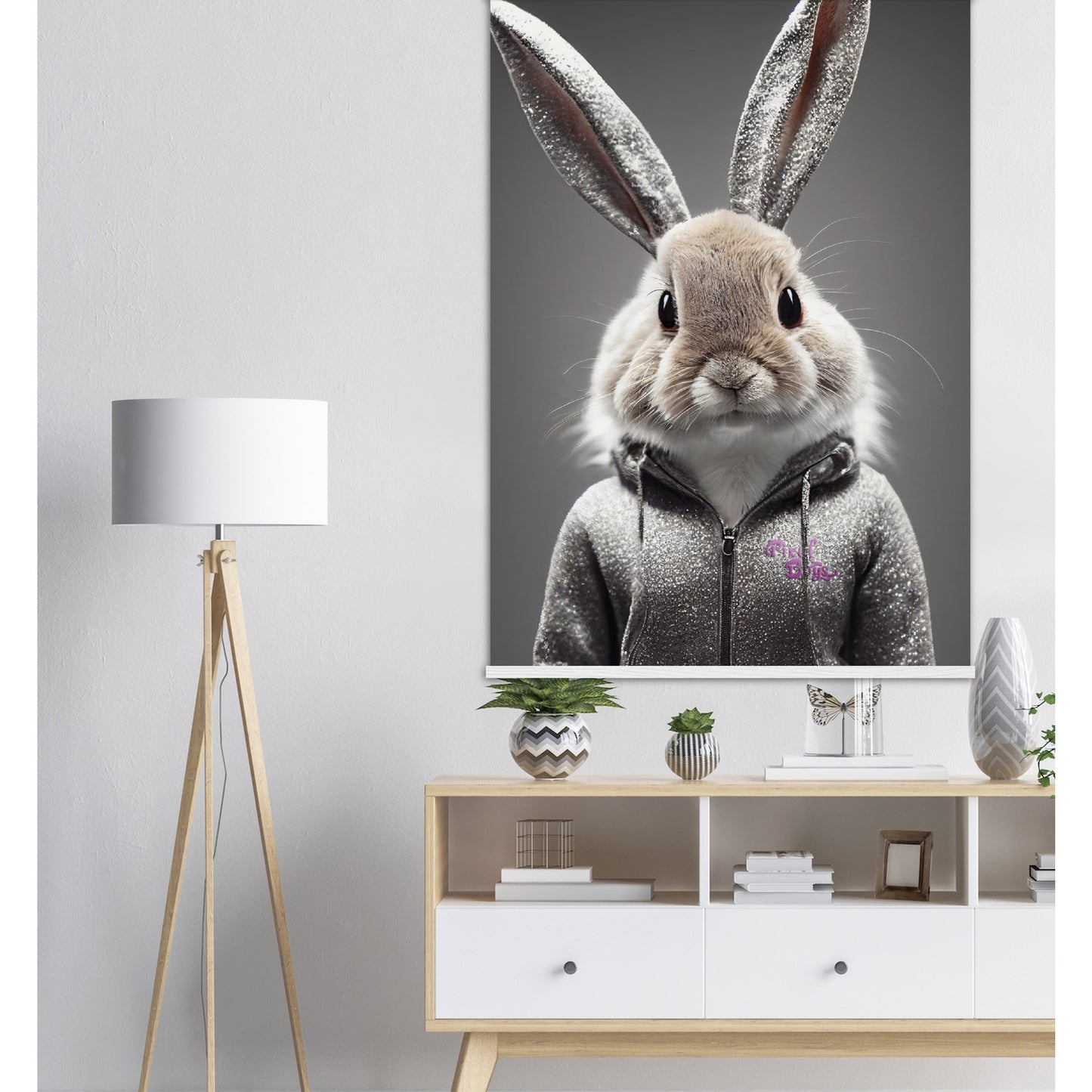 Poster mit Leisten (Holz) - in Museumsqualität - Bunny in grey tracksuit - "Cleo" - Cute - Marke:Pixelboys - Brand - Art Prints - Marke - Wandkunst - Papierstärke: 250g/qm - Wall Art - Bunny crey - Skater Betty - Hasen Gang - Original - Künstler:Pixelboys - Poster with frame - Office Poster - Trend - Wandschmuck - Atelier USA - 