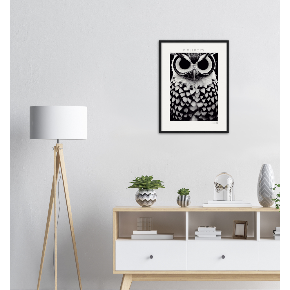 Poster mit Rahmen (Holz) - Museumsqualität - Dark Owl, No. 1 - "Hedwig" - Vogel - Bird - Strigiformes - Noctua - Ornithologie - Kunstwerk - Museumsqualität - Acryldruck - Poster mit Rahmen - Poster mit Leisten - Bedruckte Tassen - Kunst Marke - Art Brand - Pixelboys - Kunstdruck - Wandbild - Kunstdrucke - Papier: 250g/qm - Künstler: John Grayst & Pixelboys - Eulen - Owl-  - Atelier - England - London - Birmingham–Wolverhampton - Manchester - Leeds Bradfort - Liverpool  