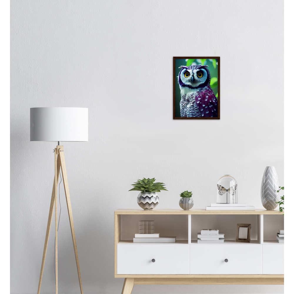 Poster mit Rahmen (Holz) - Fruit Owl No.5 - "Sini", the bluberry owl - Wandkunst - Kunstdruck - Heidelbeereule - (lat. bubo vaccinium) - Teebecher - Heidelbeere Eule - Fruchteulen - blueberry owl- Vogel - Uhu - Bird - Strigiformes - Noctua - Ornithologie - Kunstwerk  - Office Poster - Poster mit Rahmen - Kaffee Tasse - Poster mit Leisten - Bedruckte Tassen - Kunst Marke - Art Brand - Acryldruck - Wandbild - Kunstdrucke - Papier: 250g/qm - Künstler: John Grayst & Pixelboys - Eulen - Owl - Geschenkidee - 