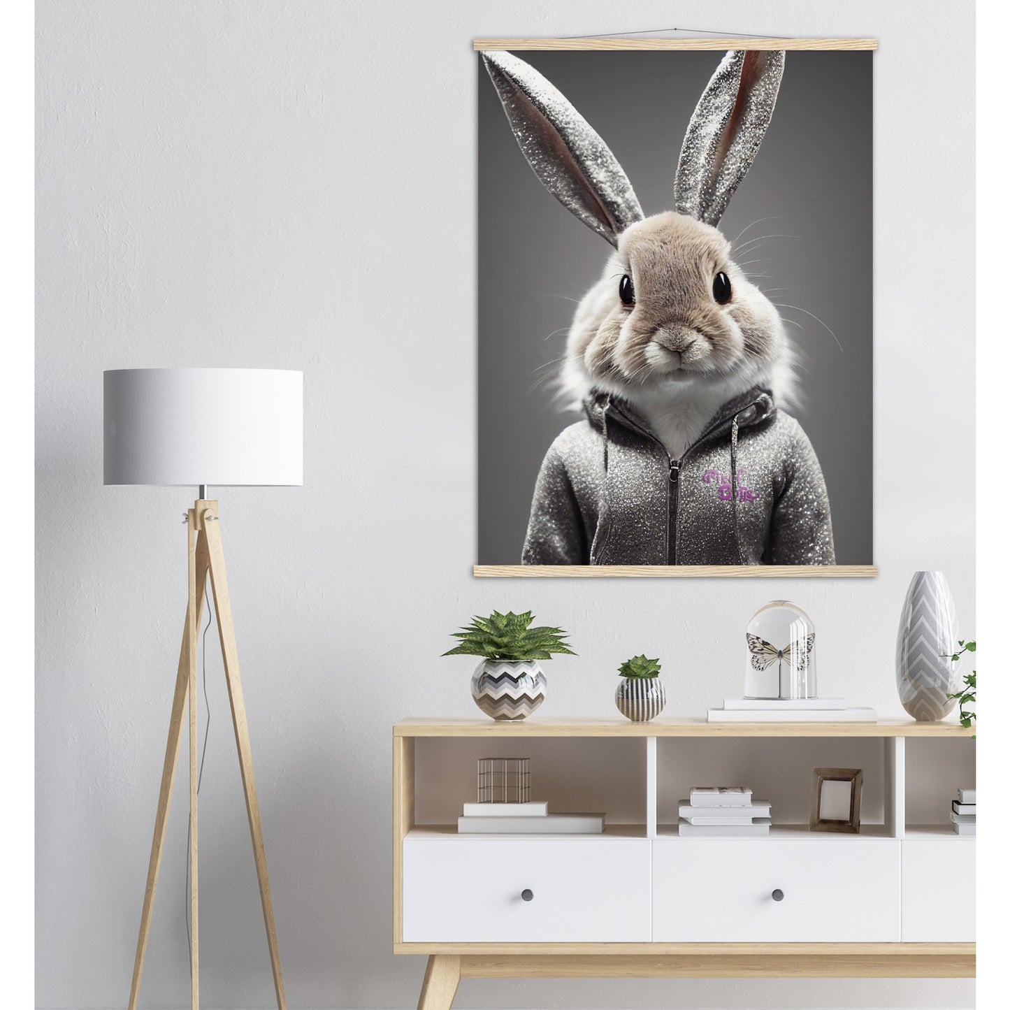 Poster mit Leisten (Holz) - in Museumsqualität - Bunny in grey tracksuit - "Cleo" - Cute - Marke:Pixelboys - Brand - Art Prints - Marke - Wandkunst - Papierstärke: 250g/qm - Wall Art - Bunny crey - Skater Betty - Hasen Gang - Original - Künstler:Pixelboys - Poster with frame - Office Poster - Trend - Wandschmuck - Atelier USA - 