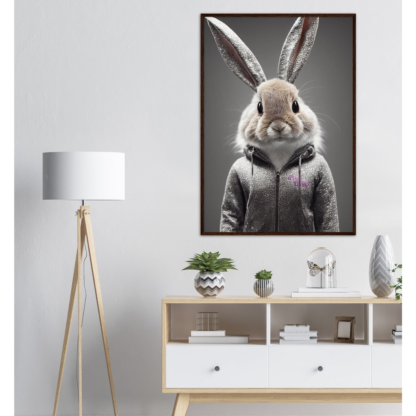 Poster mit Rahmen (Holz) - in Museumsqualität - Bunny in grey tracksuit - "Cleo" - Cute - Marke:Pixelboys - Brand - Art Prints - Marke - Wandkunst - Papierstärke: 250g/qm - Wall Art - Bunny crey - Skater Betty - Hasen Gang - Original - Künstler:Pixelboys - Poster with frame - Office Poster - Trend - Wandschmuck - Atelier USA - 