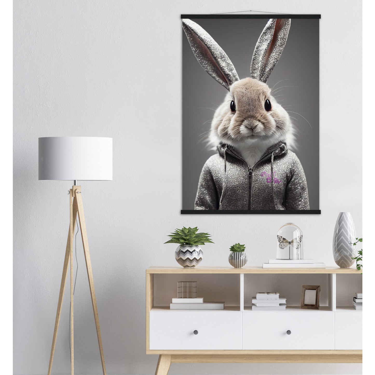 Poster mit Leisten (Holz) - in Museumsqualität - Bunny in grey tracksuit - "Cleo" - Cute - Marke:Pixelboys - Brand - Art Prints - Marke - Wandkunst - Papierstärke: 250g/qm - Wall Art - Bunny crey - Skater Betty - Hasen Gang - Original - Künstler:Pixelboys - Poster with frame - Office Poster - Trend - Wandschmuck - Atelier USA - 