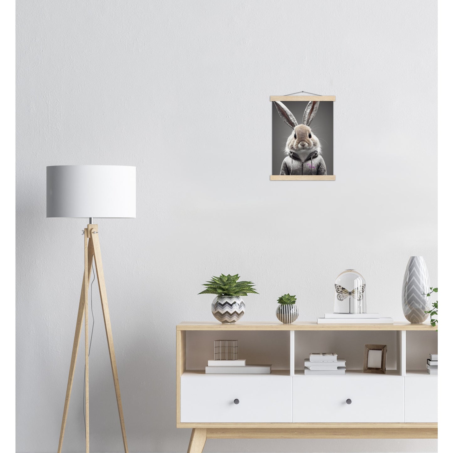 Poster mit Leisten (Holz) - in Museumsqualität - Bunny in grey tracksuit - "Cleo" - Cute - Marke:Pixelboys - Brand - Art Prints - Marke - Wandkunst - Papierstärke: 250g/qm - Wall Art - Bunny crey - Skater Betty - Hasen Gang - Original - Künstler:Pixelboys - Poster with frame - Office Poster - Trend - Wandschmuck - Atelier USA - 