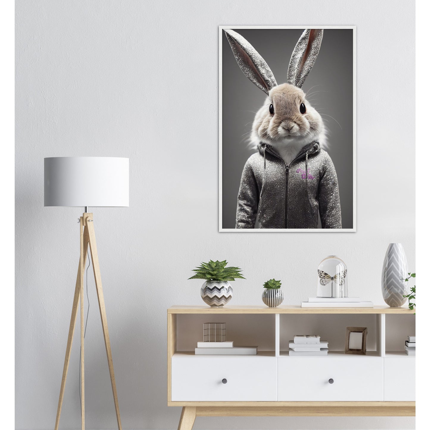 Poster mit Rahmen (Holz) - in Museumsqualität - Bunny in grey tracksuit - "Cleo" - Cute - Marke:Pixelboys - Brand - Art Prints - Marke - Wandkunst - Papierstärke: 250g/qm - Wall Art - Bunny crey - Skater Betty - Hasen Gang - Original - Künstler:Pixelboys - Poster with frame - Office Poster - Trend - Wandschmuck - Atelier USA - 