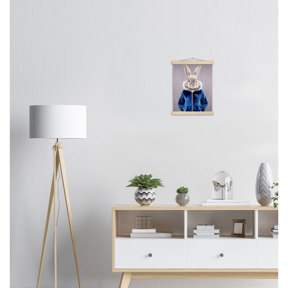 Poster mit Leisten (Holz) - Bunny in blue Tracksuit - "Caesar" - Gang - Wandbild - Ostern - Geschenkidee - Osterhase - Bunny Crew: "Caesar" - "Constantin" - "Titus" - "Cleo" - Weisser Hase - Easter Bunny - Cute - blue Tracksuit - sweats - Gang - Modemarke -Pixelboys Brand - Caesar der Hase - Meister Lampe - Hase - Kaninchen - Karnickel - Stallhase - Künstler: "Pixelboys" - Atelier - Germany - Berlin - Hamburg - Colgne - France - Paris - Italy - Rom - USA - America - New York City - Los Angeles - Chicago - 