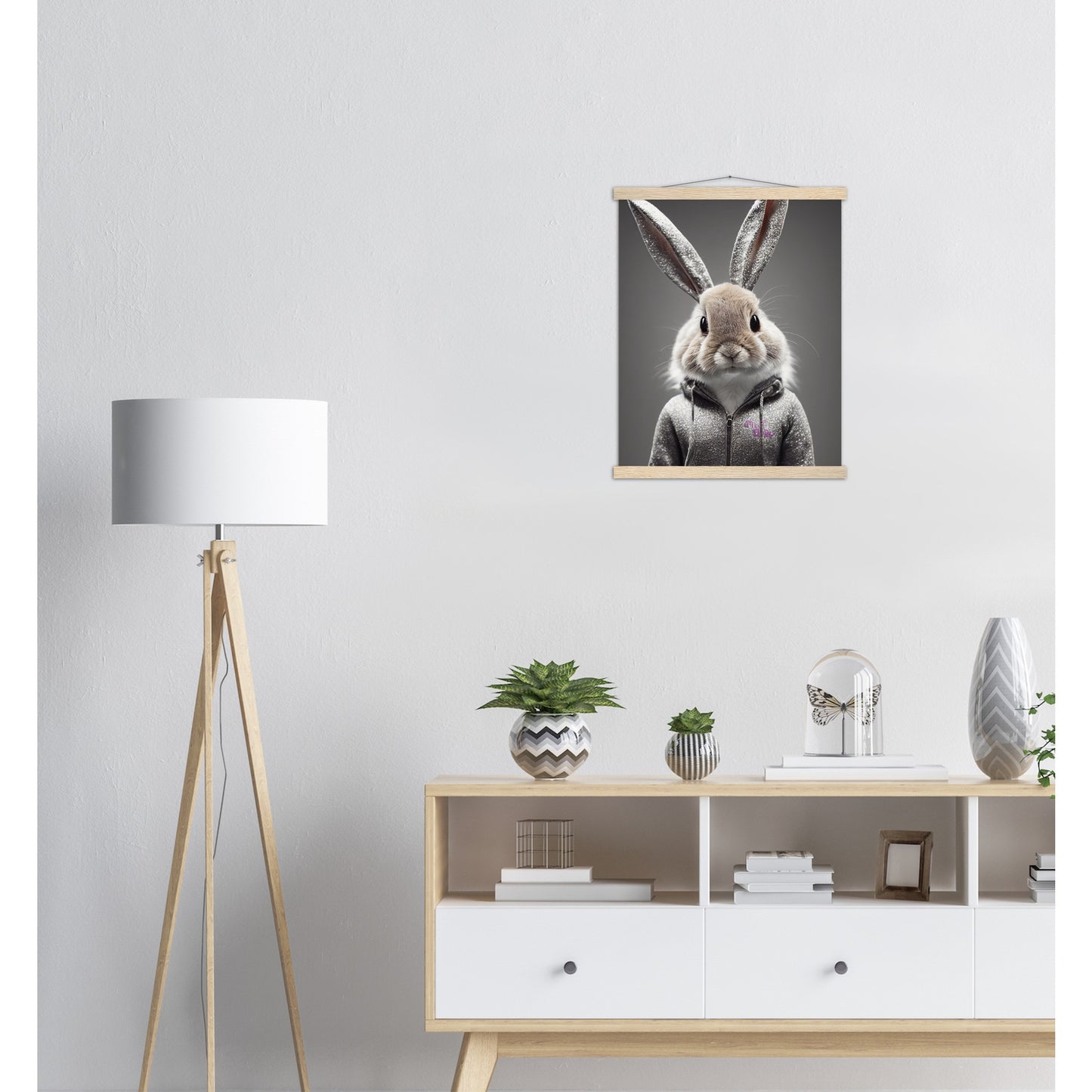 Poster mit Leisten (Holz) - in Museumsqualität - Bunny in grey tracksuit - "Cleo" - Cute - Marke:Pixelboys - Brand - Art Prints - Marke - Wandkunst - Papierstärke: 250g/qm - Wall Art - Bunny crey - Skater Betty - Hasen Gang - Original - Künstler:Pixelboys - Poster with frame - Office Poster - Trend - Wandschmuck - Atelier USA - 