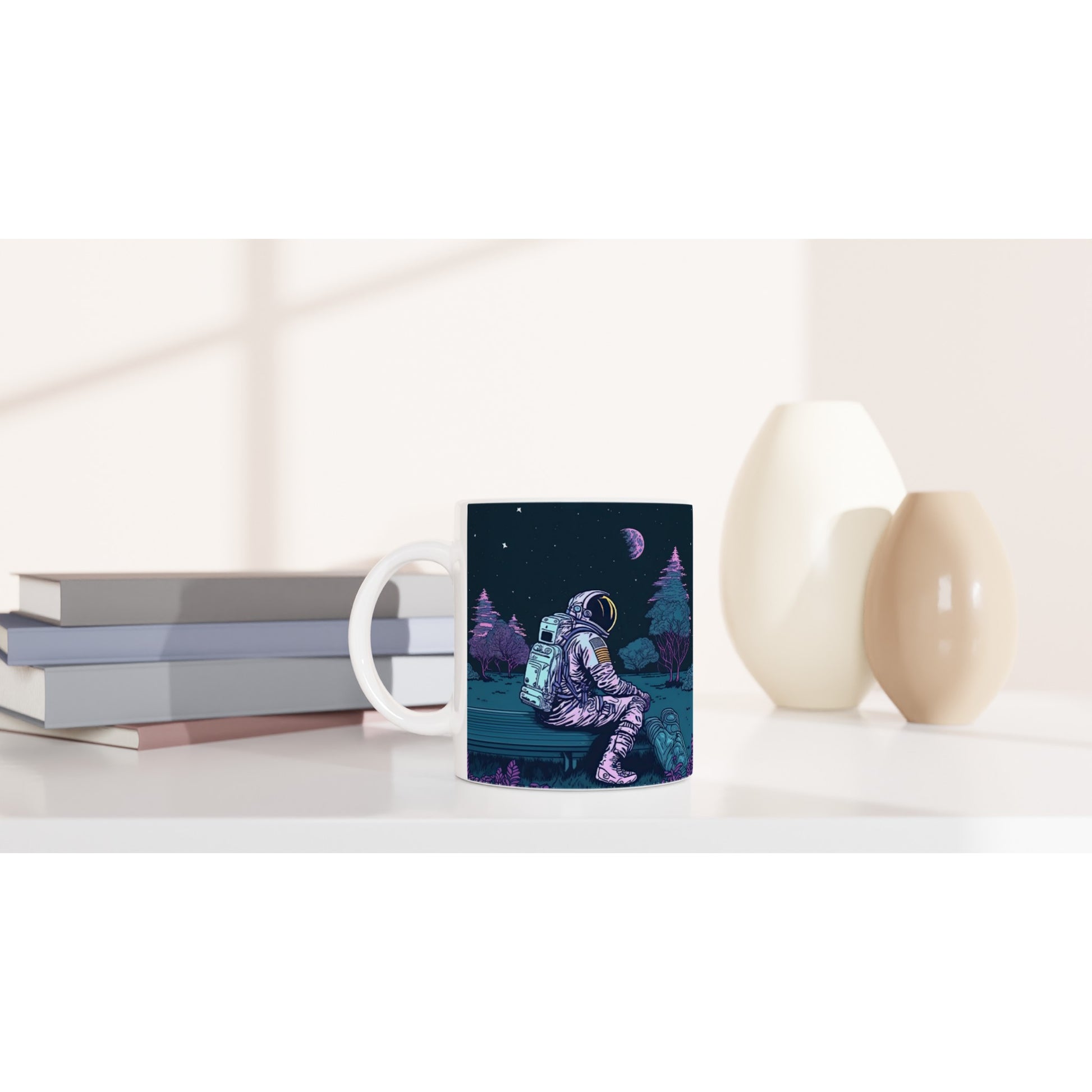 Personalisierte Tasse (bedruckt) - in Museumsqualität - Stargazing Astronaut - John - Illustration - Astronaut - Parkbank - Rocketman - Posterleisten - USA - Fineart - Posterrahmen  - Wandkunst - Holzrahmen - Poster with frame - artwork - art brand - printed cup personalized - Holzleisten - pixelboys - Kunstdrucke - wandbilder - wall art - Kunst auf Tassen  - Office Poster - Gastrotassen - Wanddekoration - Acrylkunst - Geschenkidee - Office Poster - Acryldruck - Abstrakte Kunst -